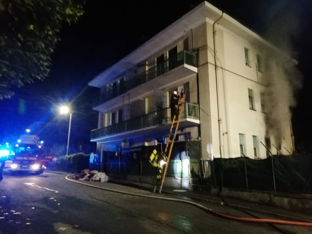 Forte esplosione in via Tegas a Luserna San Giovanni, due le persone ferite: uno è gravissimo Forte esplosione in via Tegas a Luserna San Giovanni, due le persone ferite: uno è gravissimo