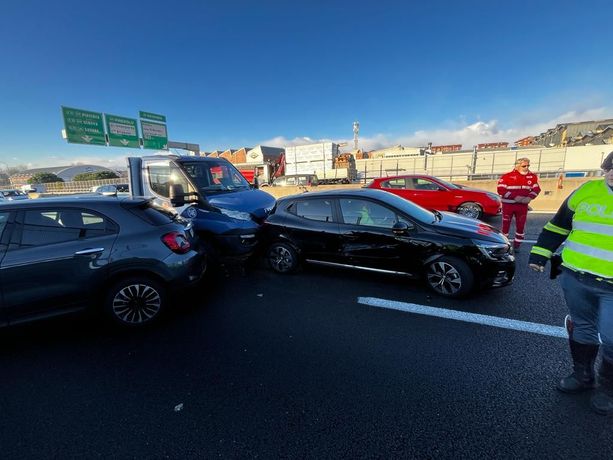 Incidente all'altezza di corso Francia: quattro vetture coinvolte, traffico paralizzato sulla tangenziale