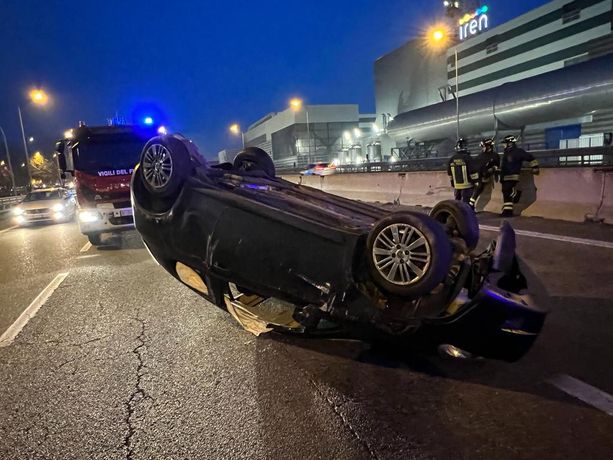 Incidente alle 6:30 allo svincolo di corso Regina Margherita: un'auto si ribalta nella corsia centrale. Traffico in tilt