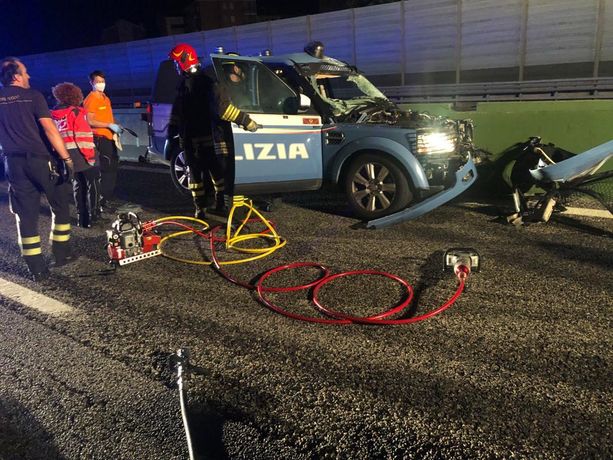 Scontro in tangenziale: auto della Polizia investe una mucca che aveva invaso la corsia: 4 feriti