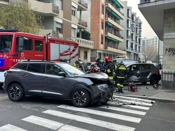 Terribile incidente tra via Sagra di San Michele e via Fattori: auto si schianta sul marciapiede [FOTO]