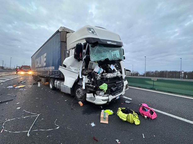 Schianto tra due bisonti della strada sulla Torino-Milano: chiuse due corsie, due feriti e traffico in tilt