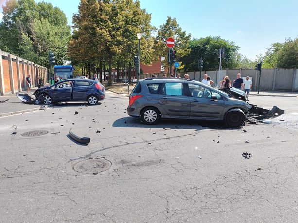 Tremendo scontro tra due auto in via Plava: vetture distrutte ma nessun ferito