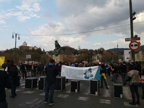 I lavoratori dello spettacolo bloccano il ponte di corso Vittorio Emanuele con bauli e striscioni [FOTO e VIDEO]
