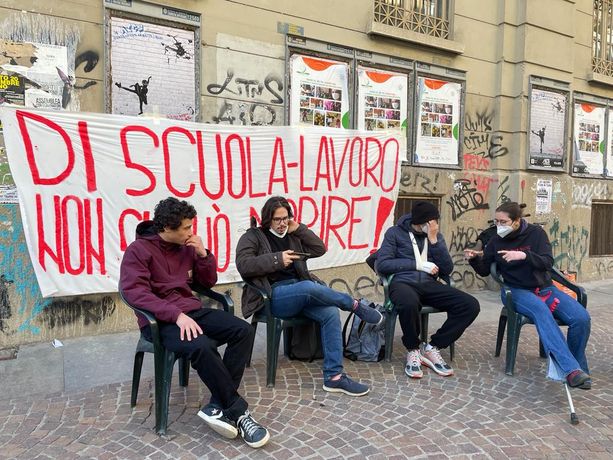 Alternanza scuola-lavoro, gli studenti tornano in piazza dopo gli scontri: "Picchiati perché volevamo ricordare un ragazzo morto" Alternanza scuola-lavoro, gli studenti tornano in piazza dopo gli scontri: "Picchiati perché volevamo ricordare un ragazzo morto"