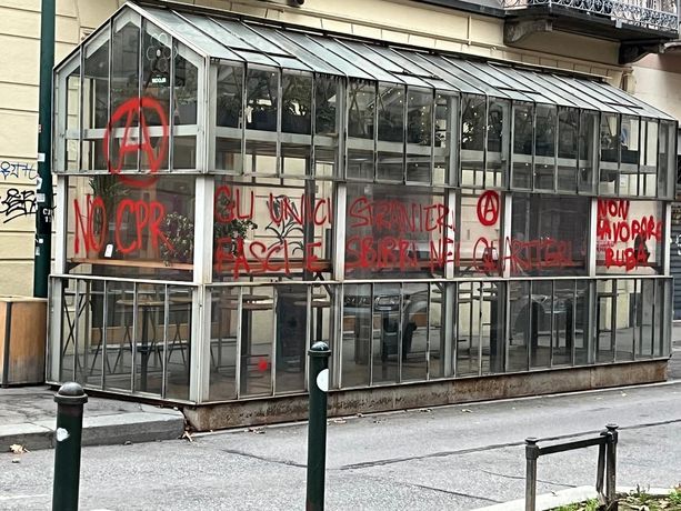 Vandalizzata dagli antagonisti alcuni negozi e la zona di Regio Parco [FOTO]