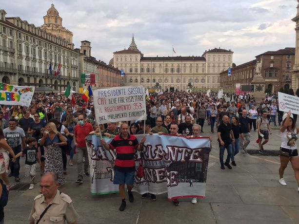 Corteo no green pass nel centro di Torino, momenti di tensione in via Verdi (FOTO e VIDEO)