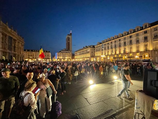 No Green pass ancora in piazza Castello: “Siamo stanchi, è ora di dire basta” [VIDEO]