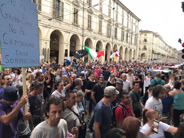 A Torino sfila ancora la rabbia dei No Green Pass: migliaia in corteo [FOTO E VIDEO]
