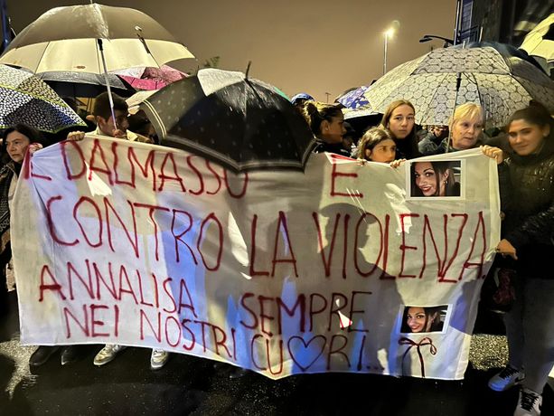 Fiaccole per Annalisa, Rivoli ricorda la donna uccisa dal compagno violento: "Sempre nei nostri cuori" Fiaccole per Annalisa, Rivoli ricorda la donna uccisa dal compagno violento: "Sempre nei nostri cuori"