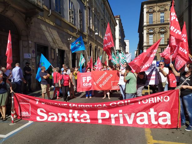 Lavoratrici e lavoratori della sanità privata contro Aiop e Aris: “Ci avete lasciato in mutande” [VIDEO]