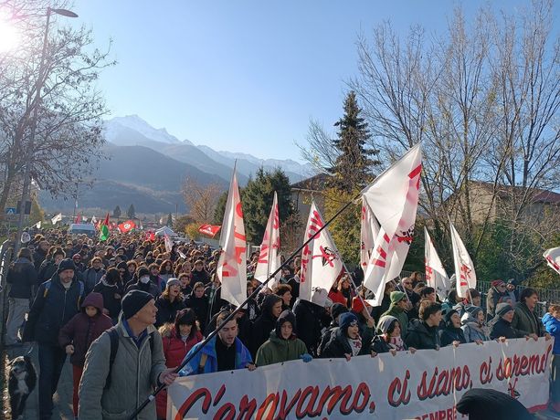 In migliaia alla marcia No Tav da Bussoleno a San Didero: &quot;Opera inutile&quot;. Momenti di tensione con la polizia