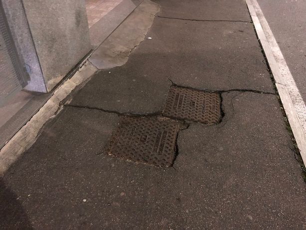 Strada Altessano, la rabbia dei cittadini: “I marciapiedi cadono a pezzi”