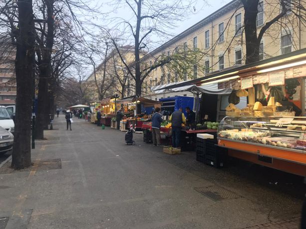 Il mercato di corso Taranto è in crisi: pochi banchi e ambulanti sempre più in difficoltà Il mercato di corso Taranto è in crisi: pochi banchi e ambulanti sempre più in difficoltà
