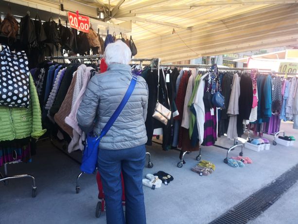 &quot;Meloni è speranza&quot;. &quot;No, con lei si torna indietro&quot;: dai mercati i due volti della stessa Torino [FOTO]