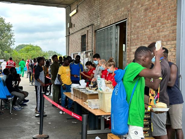 Via Traves al collasso, 500 migranti nel centro: “Così non possiamo andare avanti, intervenga il Governo”