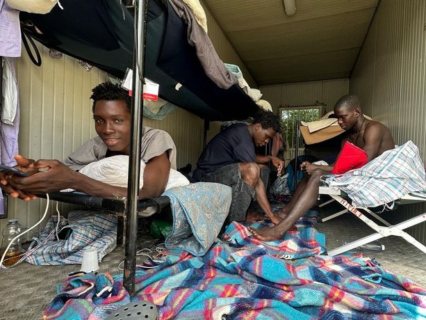 Migranti a Torino ancora accolti in via Traves: ipotesi nuovo sito per i senzatetto