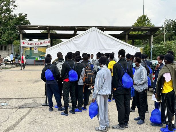 Migranti e clochard, il rebus dell’accoglienza: Torino o il Governo hanno 10 giorni per trovare gli spazi