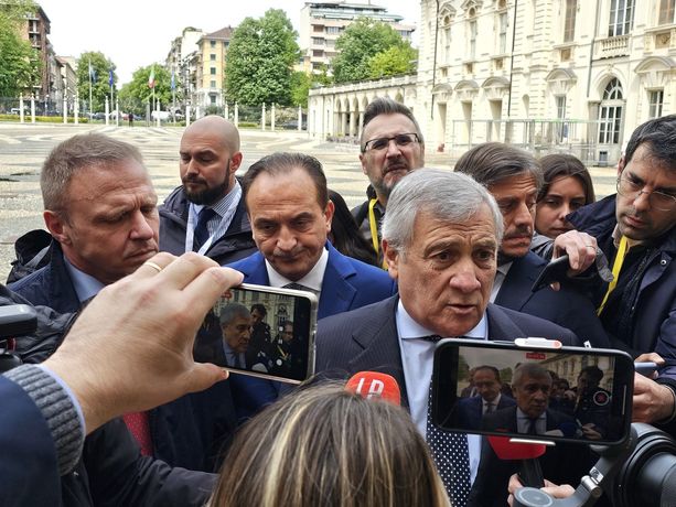 Corteo pro-Palestina a Torino, Lollobrigida contro i manifestanti: &quot;Sono squadracce che usano metodi fascisti&quot;