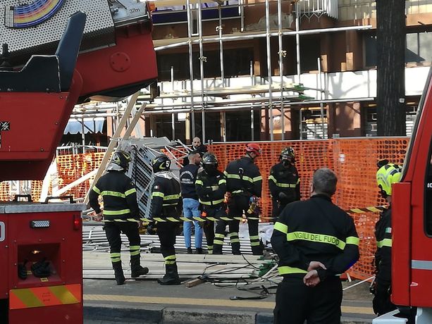 Corso Maroncelli, montacarichi si stacca da ponteggio al quarto piano: una persona ferita, trasportata d'urgenza al Cto (FOTO e VIDEO)