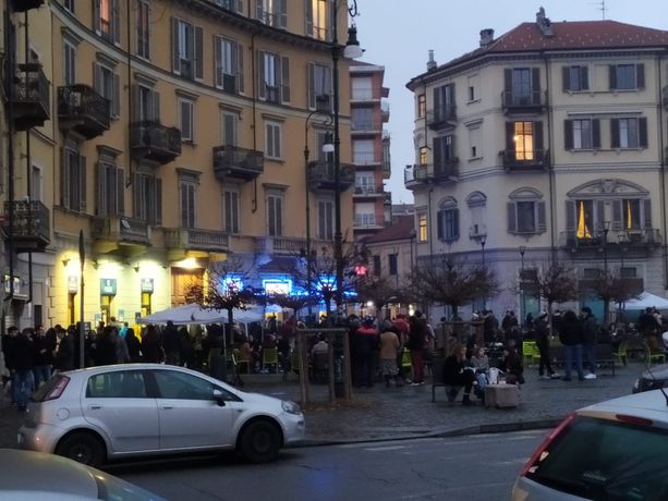 Covid, dopo mezzanotte stop alla vendita di cibo d'asporto nelle zone della movida torinese