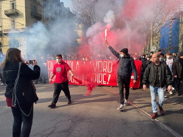 Studenti in corteo: uova contro polizia, offese a questore e governo Studenti in corteo: uova contro polizia, offese a questore e governo