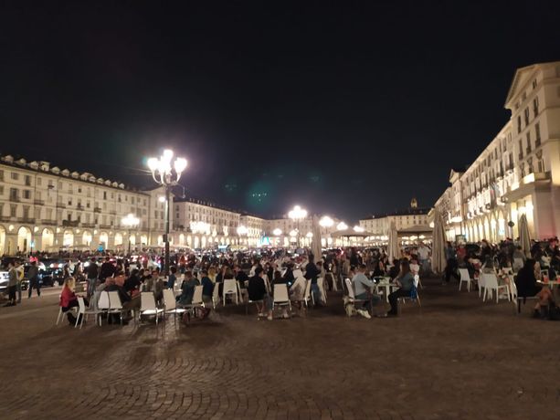 I quartieri della movida superano l'esame col drink in mano, ma la folla è tutta lungo Po [FOTO]