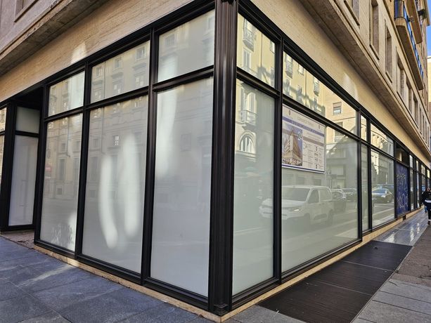 Il deserto commerciale di piazza CLN, tra vetrine vuote e negozi chiusi da anni [FOTO]