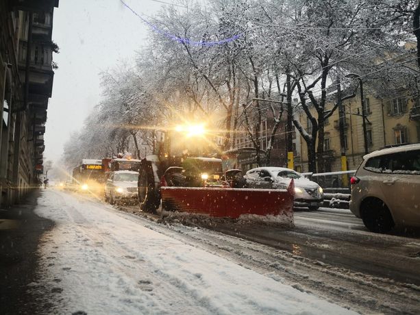 Neve, traffico in tilt dal centro città alla provincia. Il disagio dei cittadini: “Sembra di stare in Siberia” [FOTO]