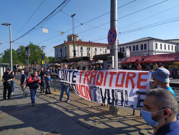 No green pass contestano Conte a Porta Palazzo: "Traditore, Torino non ti vuole"
