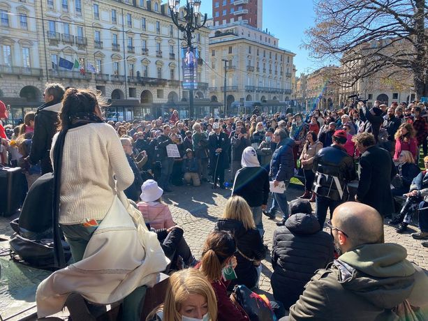 No vax e No mask protestano in piazza Castello, 48 i multati