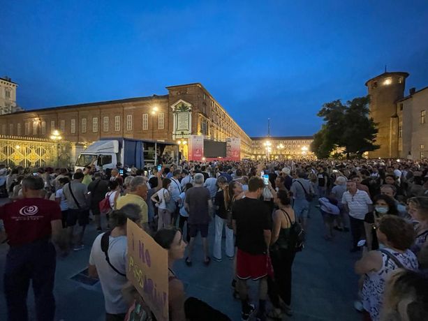 Migliaia in piazza Castello contro il Green pass: “ È una dittatura” (VIDEO)
