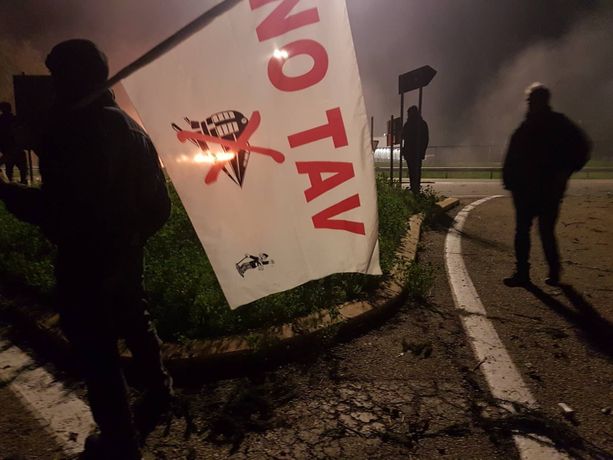 No Tav, disordini nel corso della notte: sgomberato il presidio &quot;San Giuliano&quot; sui terreni espropriati