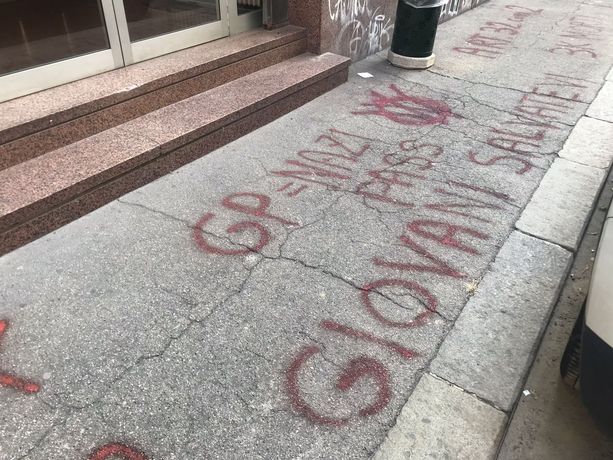 Attacco No Vax alla scuola: scritte contro vaccini e Green Pass davanti a due licei torinesi (FOTO e VIDEO)