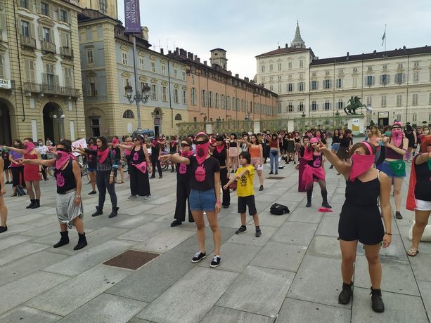 Non una di meno si prende Piazza Castello: “Sì alla ripartenza, no all'oppressione delle donne” (FOTO e VIDEO)