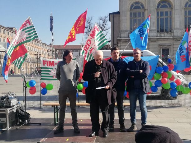 Anche Nosiglia al presidio di piazza Castello per &quot;48 ore contro la crisi&quot;: &quot;Stupito dal silenzio imbarazzato di tanti, su queste situazioni&quot; [FOTO]