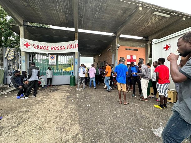 Via Traves, Lo Russo ufficializza: "A breve verrà liberata". Migranti trasferiti fuori dal Piemonte 