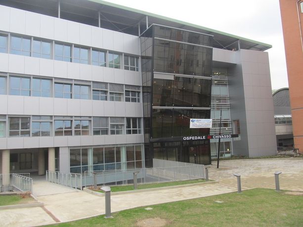 Chivasso, anziana cade dal letto del pronto soccorso e muore: era da giorni in barella Chivasso, anziana cade dal letto del pronto soccorso e muore: era da giorni in barella
