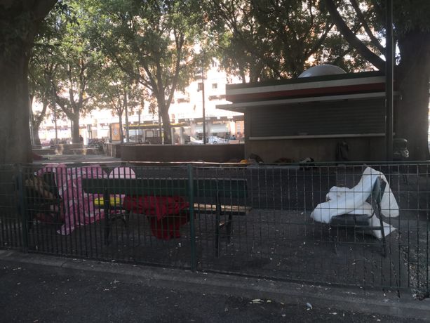 Il giardino di via Montanaro tra scivoli e spaccio: l'area giochi vissuta sia dai bambini che dai delinquenti