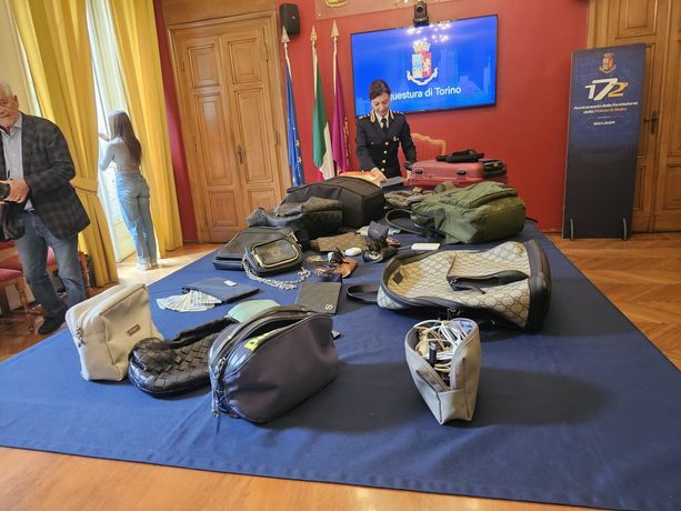 In manette il ladro dei treni Alta Velocità in giacca e cravatta: si cercano i proprietari degli oggetti rubati In manette il ladro dei treni Alta Velocità in giacca e cravatta: si cercano i proprietari degli oggetti rubati