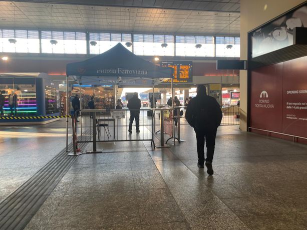 Ultimi giorni prima di Natale a Torino: stazioni deserte, in centro è caos auto [FOTO]