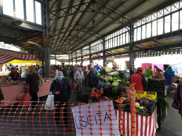 Mercato pieno e Balon deserto: così Porta Palazzo e Borgo Dora affrontano il nuovo lockdown [FOTO e VIDEO]