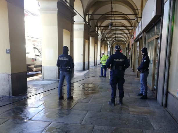 Stop alla droga, blitz della polizia sotto i portici di via Nizza: due arresti