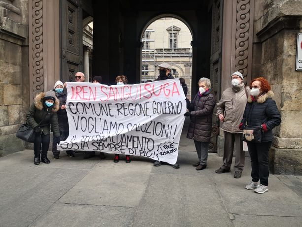 Stangata sul teleriscaldamento: "Nostre bollette raddoppiate". Nuovo presidio dei residenti delle Vallette [FOTO]