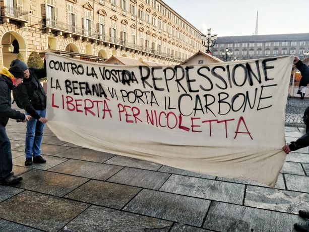 No Tav in piazza Castello per Nicoletta Dosio: &quot;Contro la vostra repressione la Befana vi porta il carbone&quot; [VIDEO]