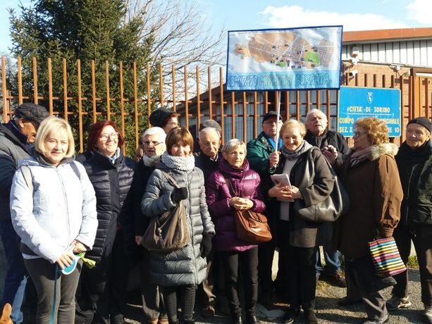 Oltre cento in via Morandi per dire no allo spostamento dei vigili urbani: &quot;Manteniamo il presidio&quot; [FOTO]