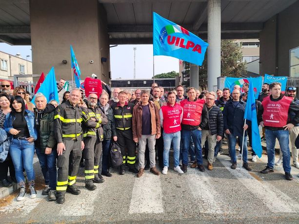 I vigili del fuoco presidiano la sede di Corso Regina: "Siamo sotto organico, servono 150 operatori"