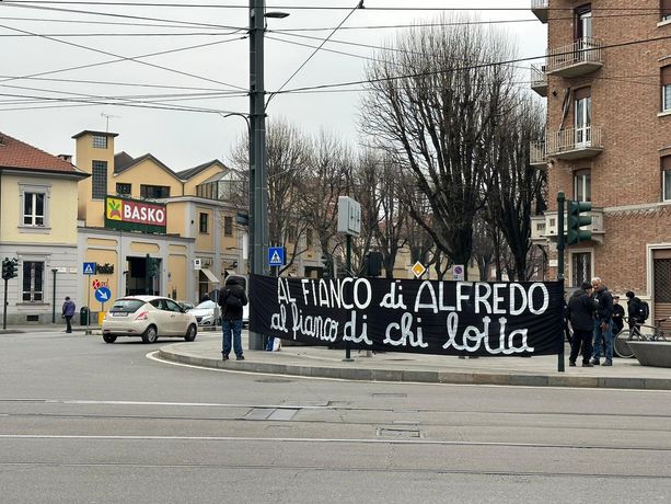 Gli anarchici manifestano fuori dalla Direzione Investigativa Antimafia di Torino: “Alfredo libero” Gli anarchici manifestano fuori dalla Direzione Investigativa Antimafia di Torino: “Alfredo libero”