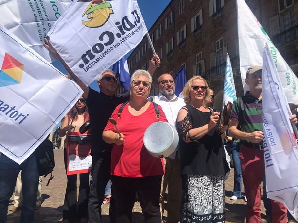 Pentole vuote, la protesta a Torino: &quot;Rincari fuori controllo, le famiglie non hanno da mangiare&quot; [FOTO e VIDEO]