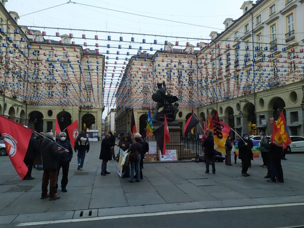 Sindacati di base, Rifondazione Comunista e anarchici in piazza a Torino contro il carovita Sindacati di base, Rifondazione Comunista e anarchici in piazza a Torino contro il carovita